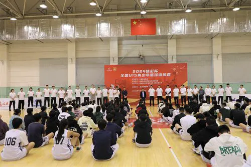 如何利用篮球青训营提升个人技术和团队协作?_1